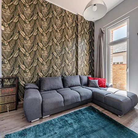 Gold Leaf In The Center Apartment *