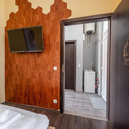Gold Leaf In The Center Apartment