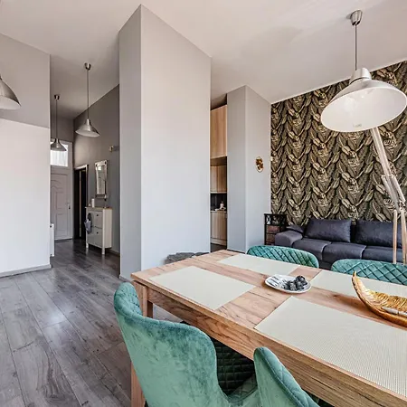 Gold Leaf In The Center Apartment Budapest