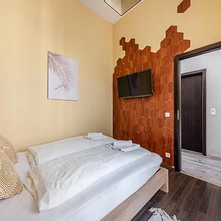 Gold Leaf In The Center Apartment *