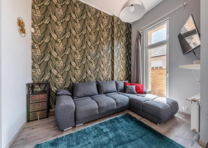 Gold Leaf In The Center Apartment *