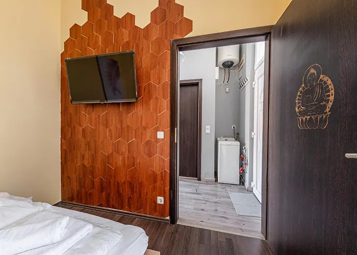 Gold Leaf In The Center Apartment
