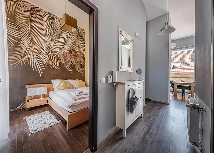 Gold Leaf In The Center Apartment *