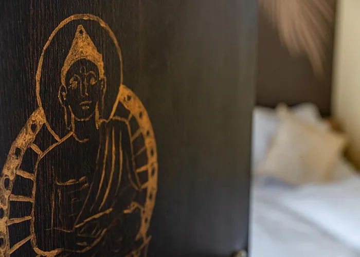 Gold Leaf In The Center Apartment