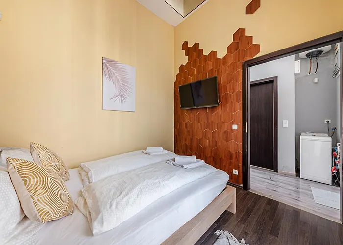 Gold Leaf In The Center Apartment *